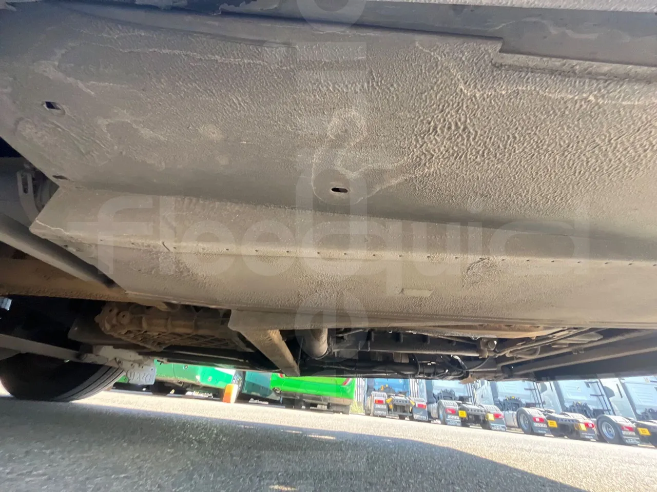 Volvo B12B 6X2 - EUR4 - 338kW -14.995m - central undercarriage photo