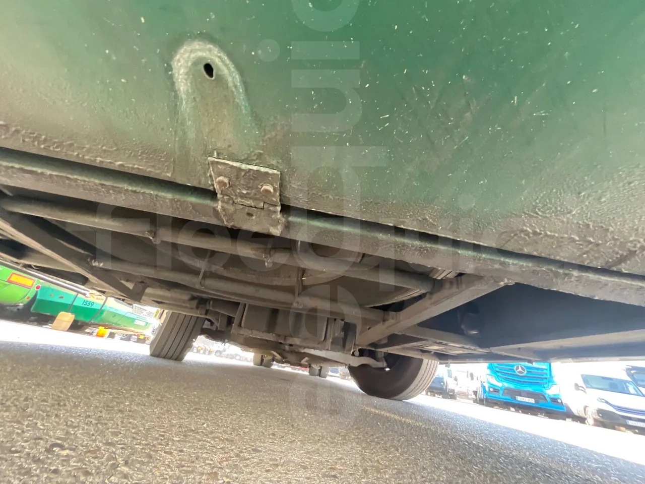 Volvo B12B 6X2 - EUR4 - 338kW -14.995m - front undercarriage from front