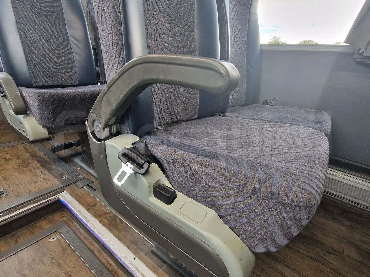Van Hool Acron TX15 - EUR5 - 300kW - 12.2m - armrest detail photo