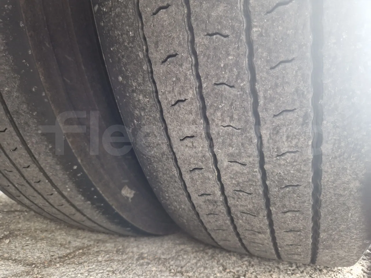 Van Hool Acron TX15 - EUR5 - 300kW - 12.2m - tread condition front tires left