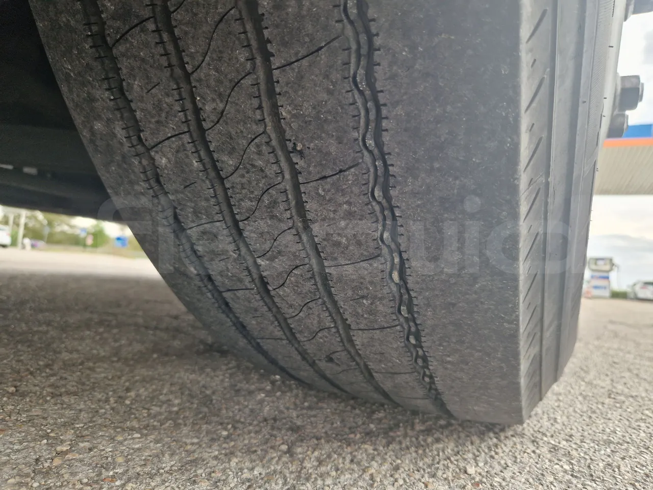 Van Hool Acron TX15 - EUR5 - 300kW - 12.2m - tread condition front tires right
