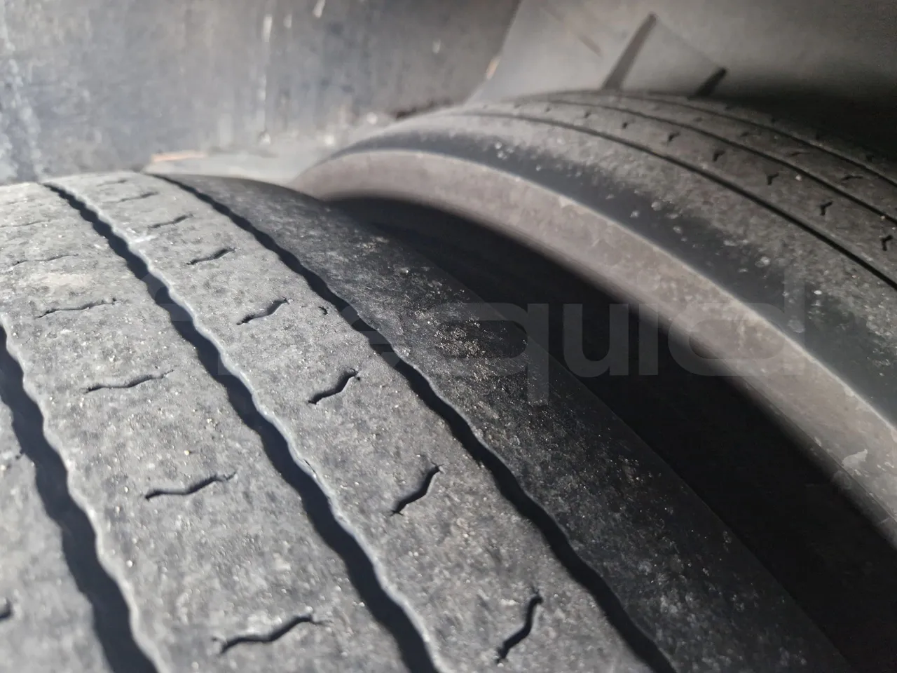 Van Hool Acron TX15 - EUR5 - 300kW - 12.2m - tread condition third axle tires right