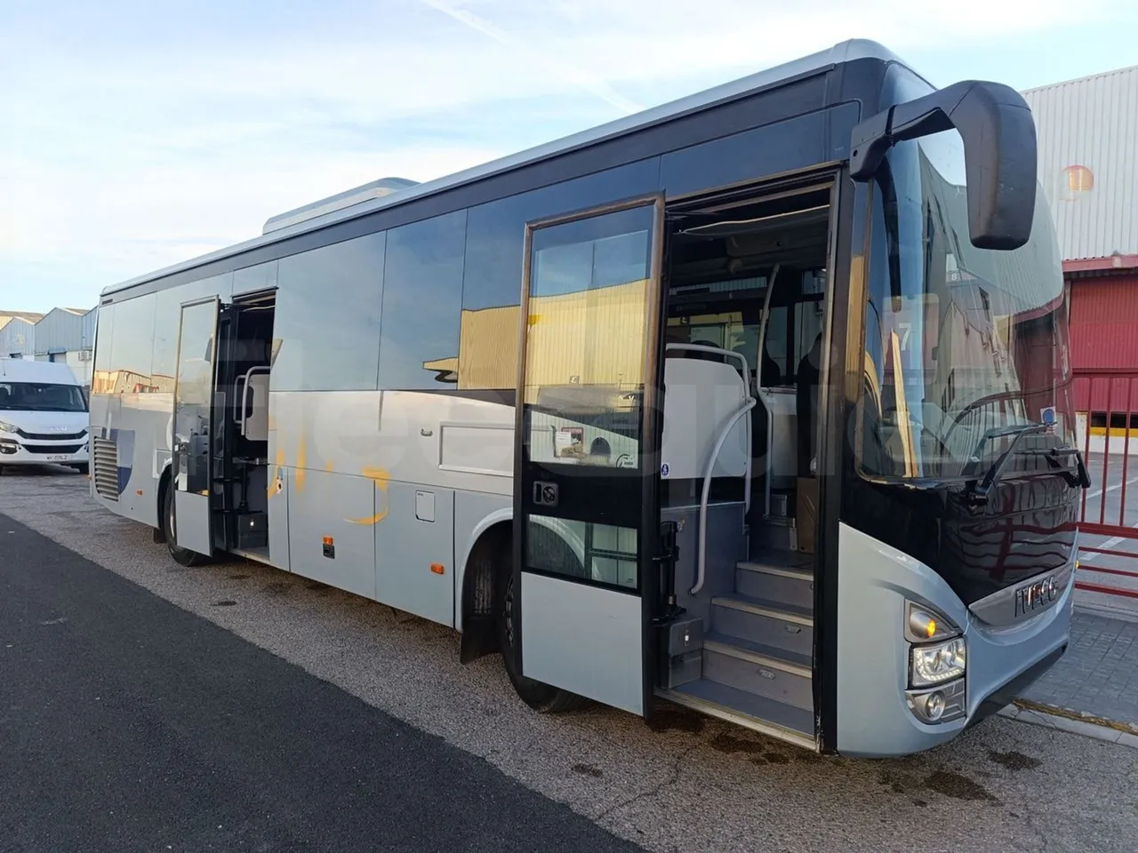 Iveco Crossway CBCW3/00 - Euro6 - 265kW - 10.757mt - 3/4 right front doors open