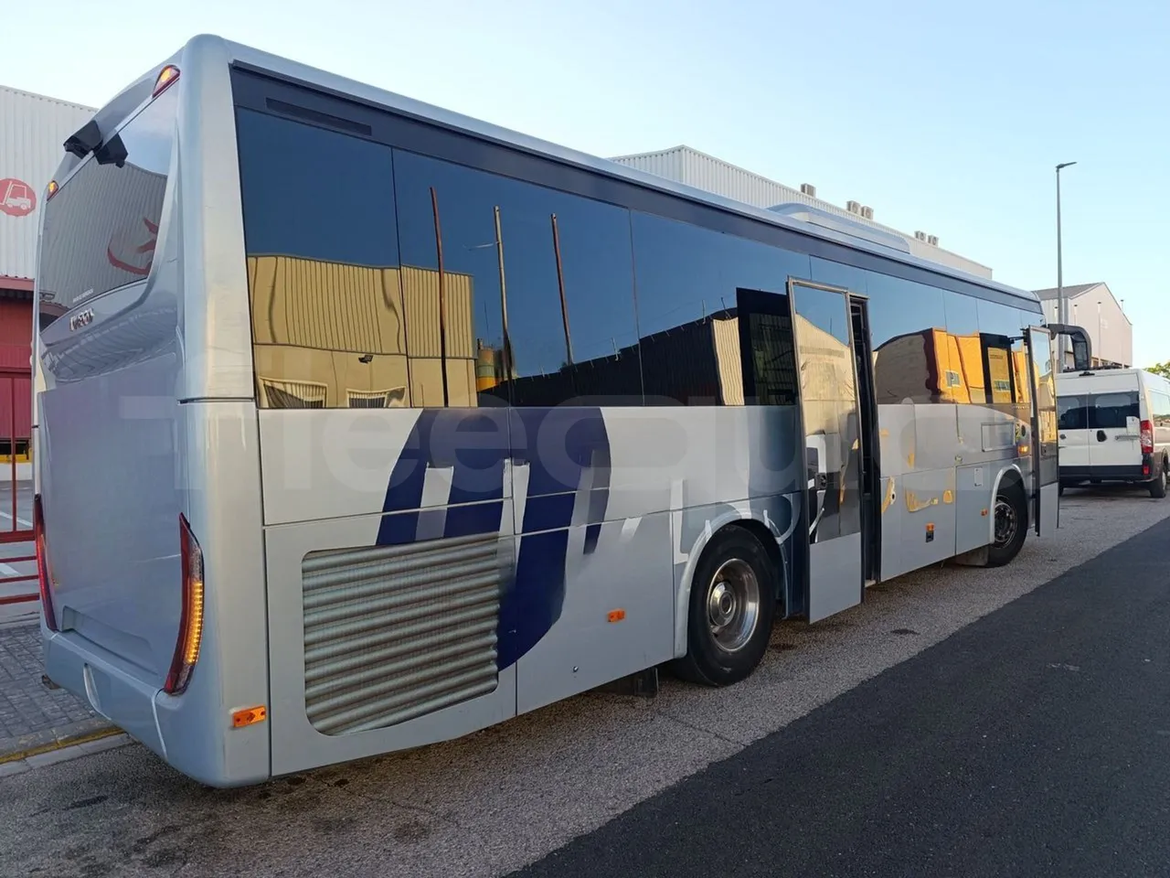 Iveco Crossway CBCW3/00 - Euro6 - 265kW - 10.757mt - 3/4 right rear doors open