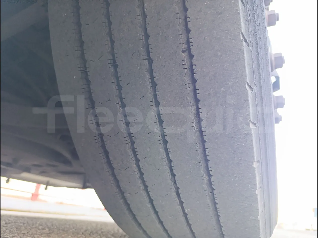 Iveco Crossway CBCW3/00 - Euro6 - 265kW - 10.757mt - tread condition front tires right