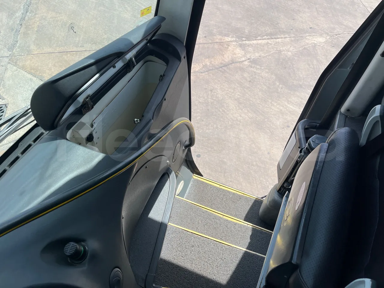 Volvo B9 R - EUR5 - 280kW - 12.850m - jack and driver keys