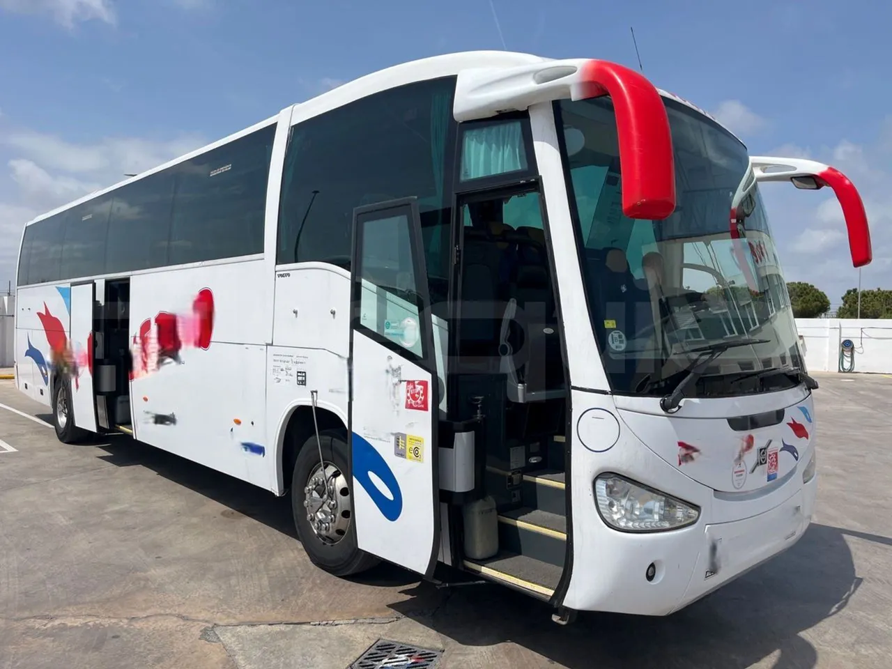 Volvo B9 R - EUR5 - 280kW - 12.850m - 3/4 right front doors open