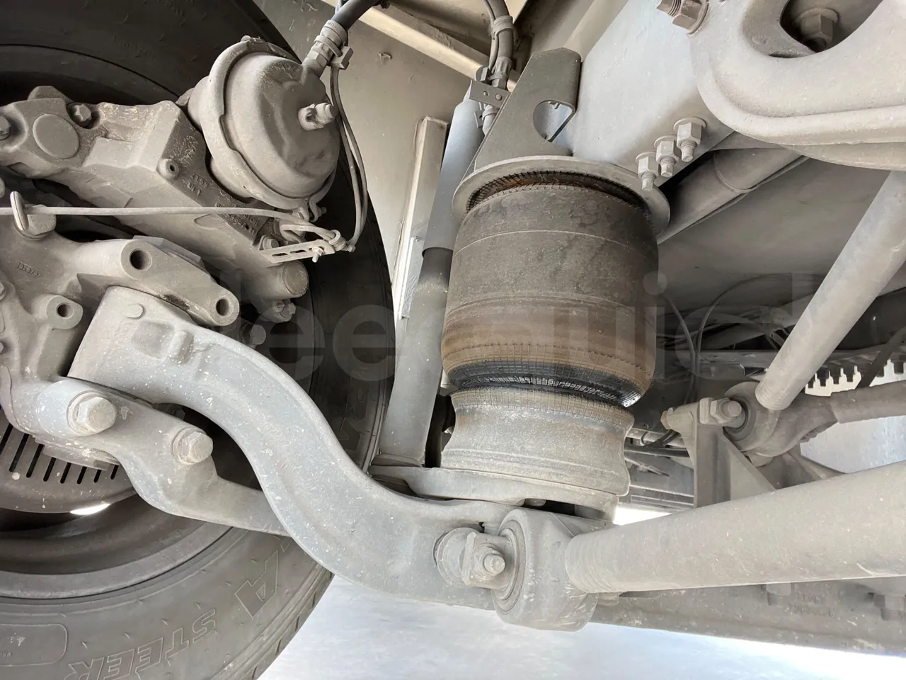 Volvo B9 R - EUR5 - 280kW - 12.850m - front shock absorbers left