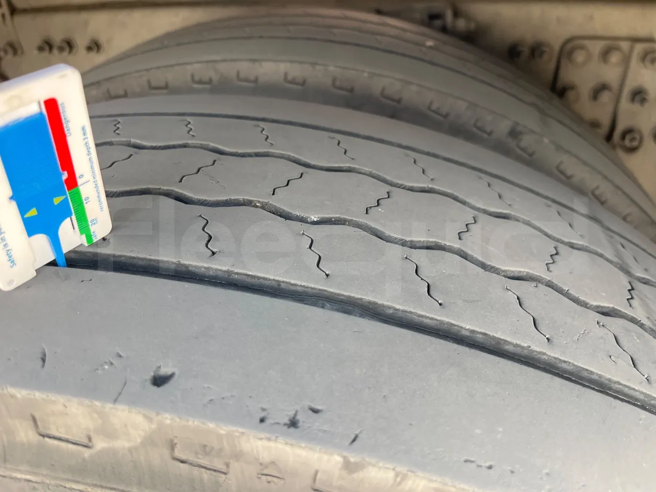 Volvo B9 R - EUR5 - 280kW - 12.850m - tread condition front tires left