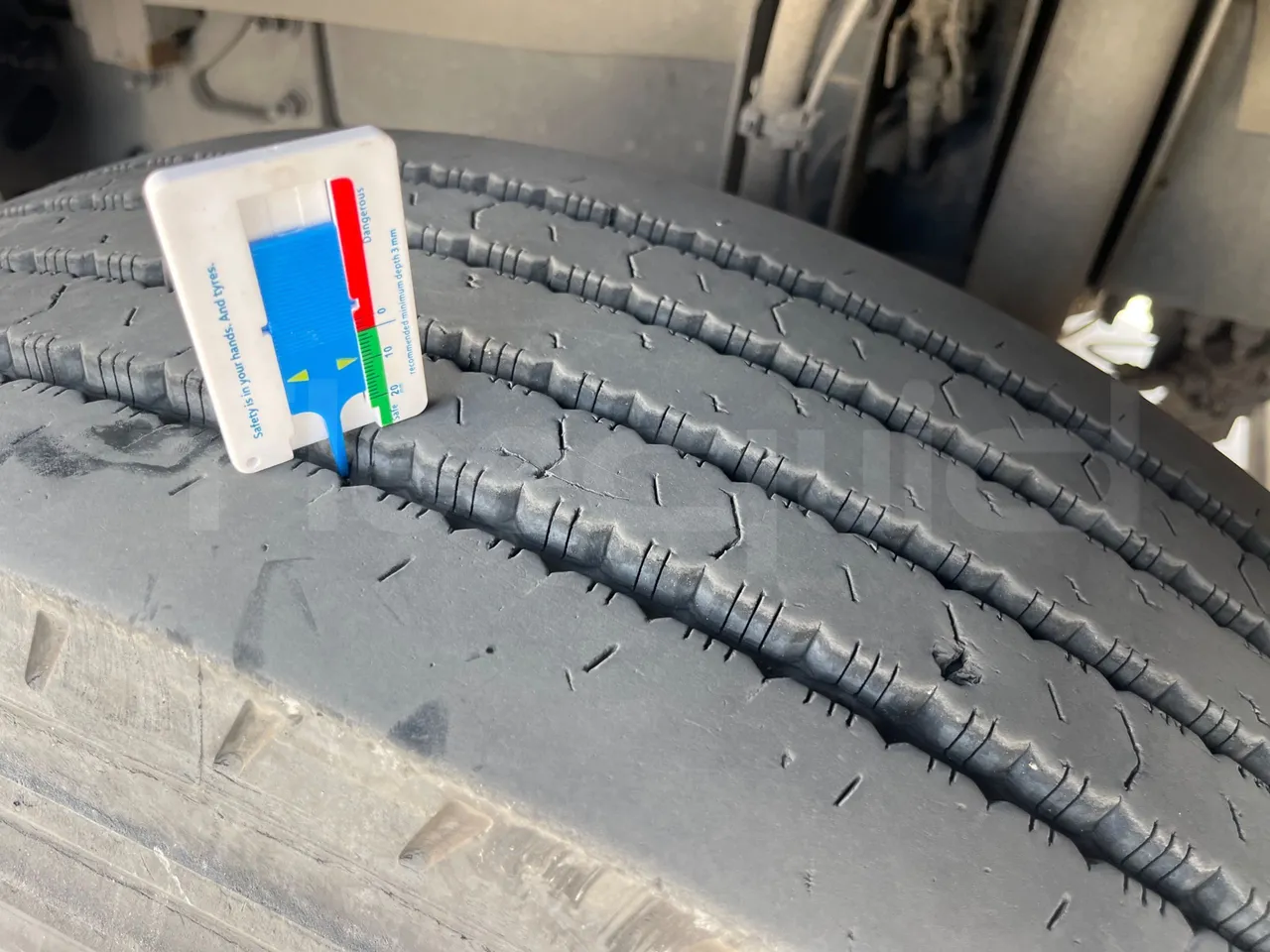 Volvo B9 R - EUR5 - 280kW - 12.850m - tread condition front tires right