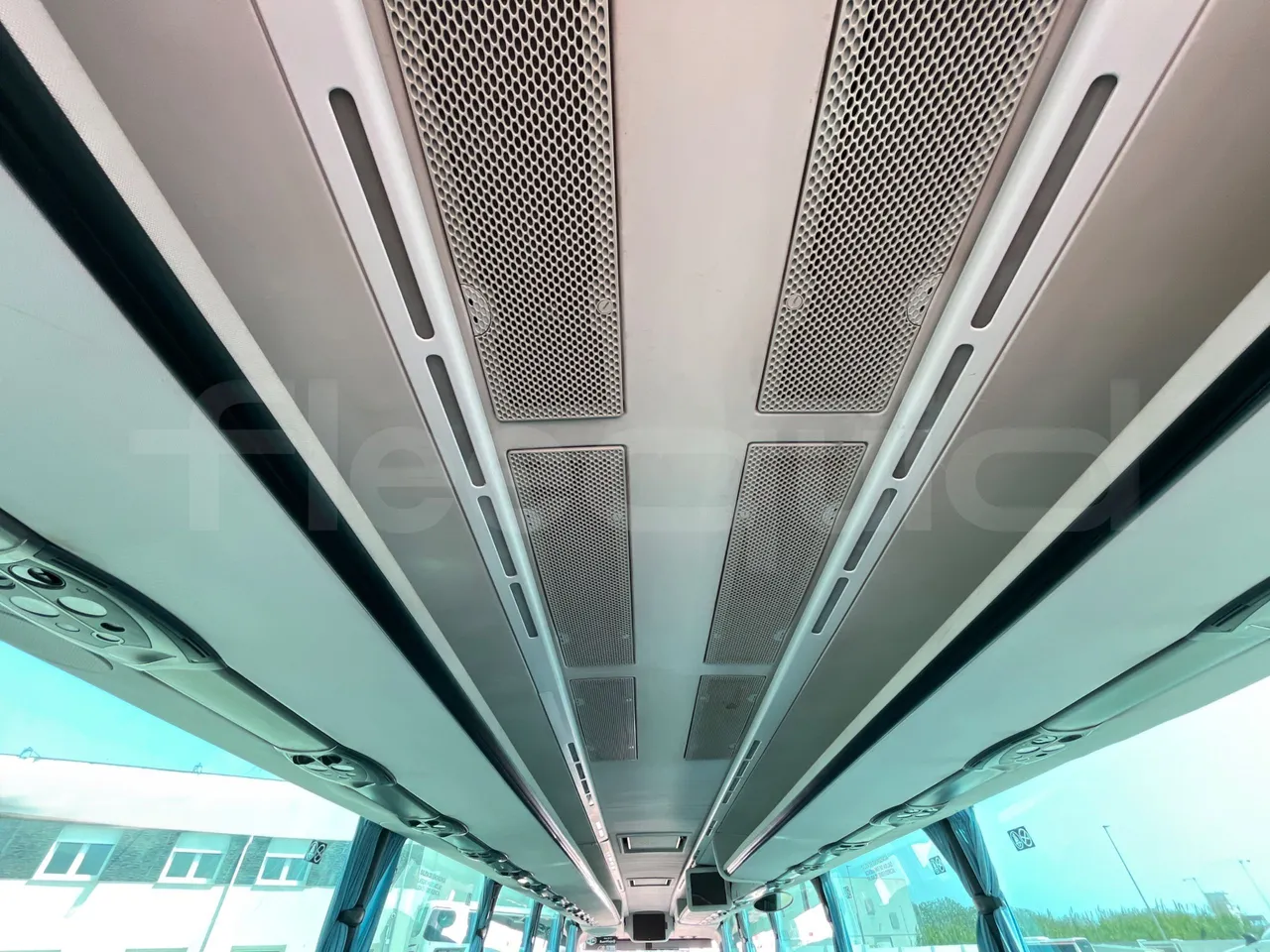 Volvo B9 R - EUR5 - 280kW - 12.850m - overhead compartments photo
