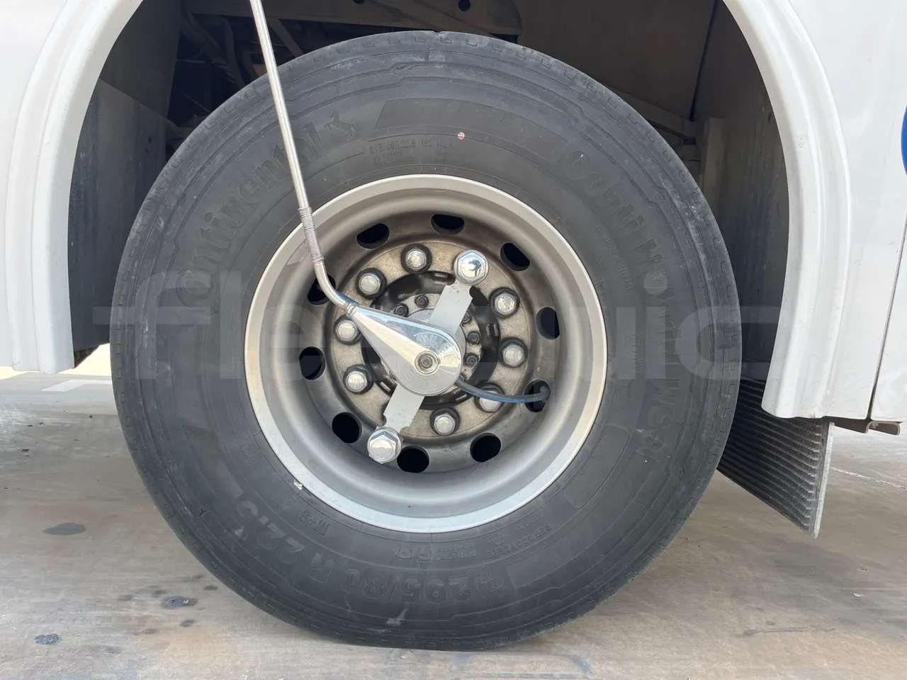 Volvo B9 R - EUR5 - 280kW - 12.850m - rear left tire photo