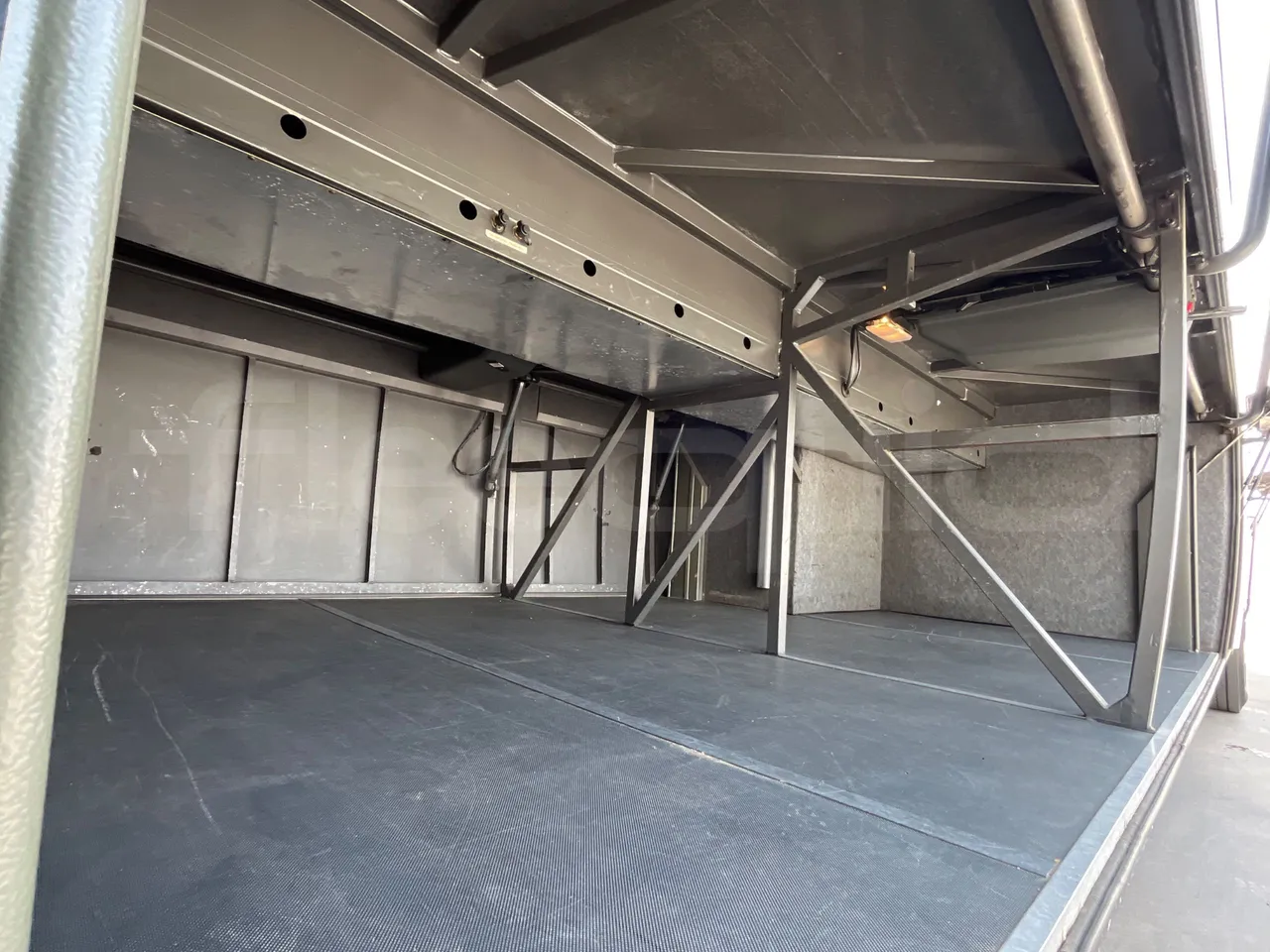 Volvo B9 R - EUR5 - 280kW - 12.850m - under carpet photo