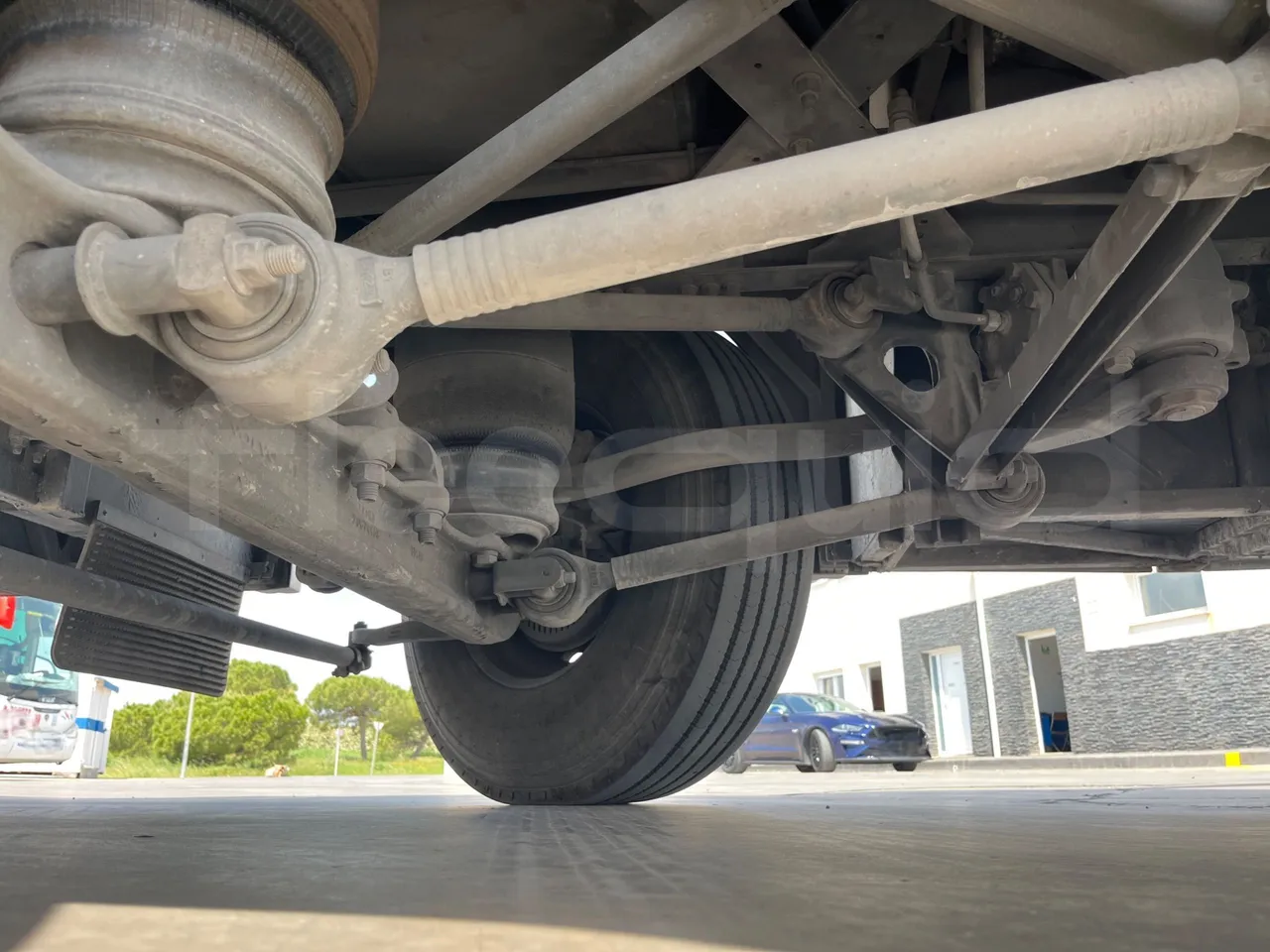 Volvo B9 R - EUR5 - 280kW - 12.850m - front axle left side