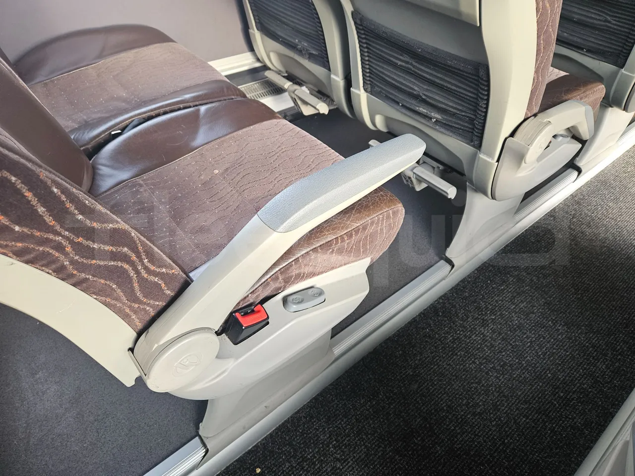 Irizar i6 12.37 - EUR6 - 320kW - 12.200m - armrest detail photo