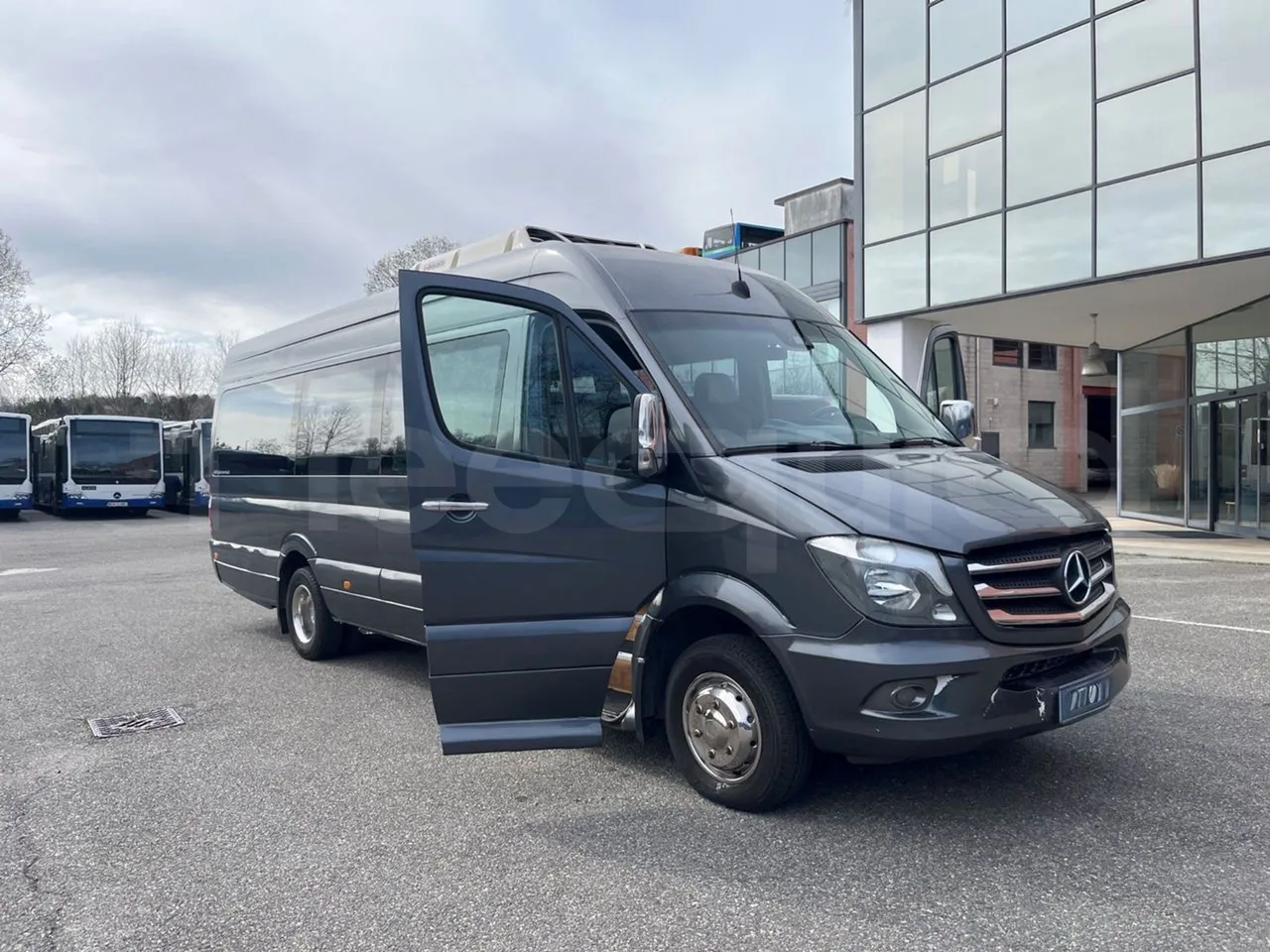 Mercedes-Benz Sprinter 906BB50 - EUR 6 -120kW - 7.361m - 3/4 right front doors open