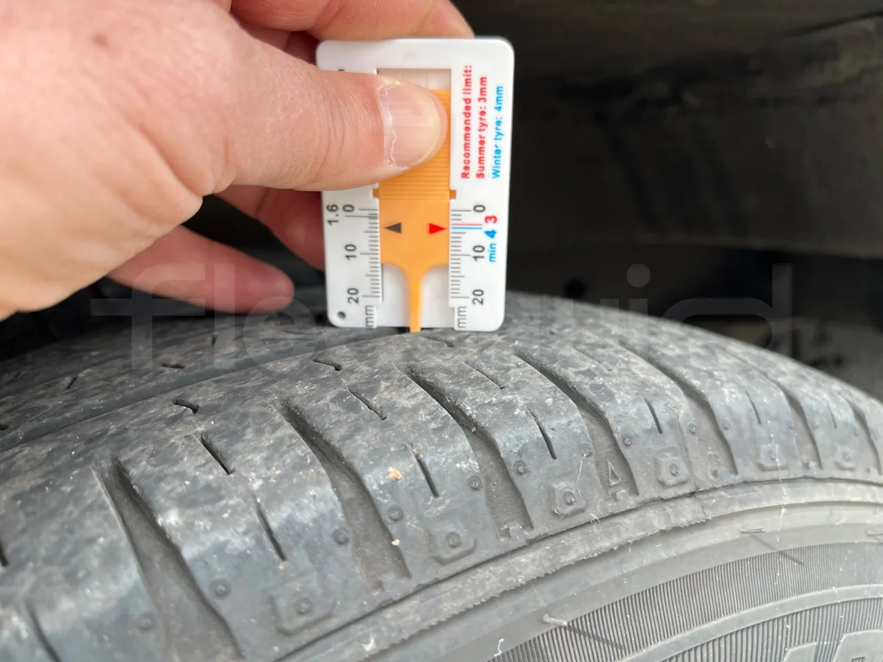 Mercedes-Benz Sprinter 906BB50 - EUR 6 -120kW - 7.361m - tread condition front tires left