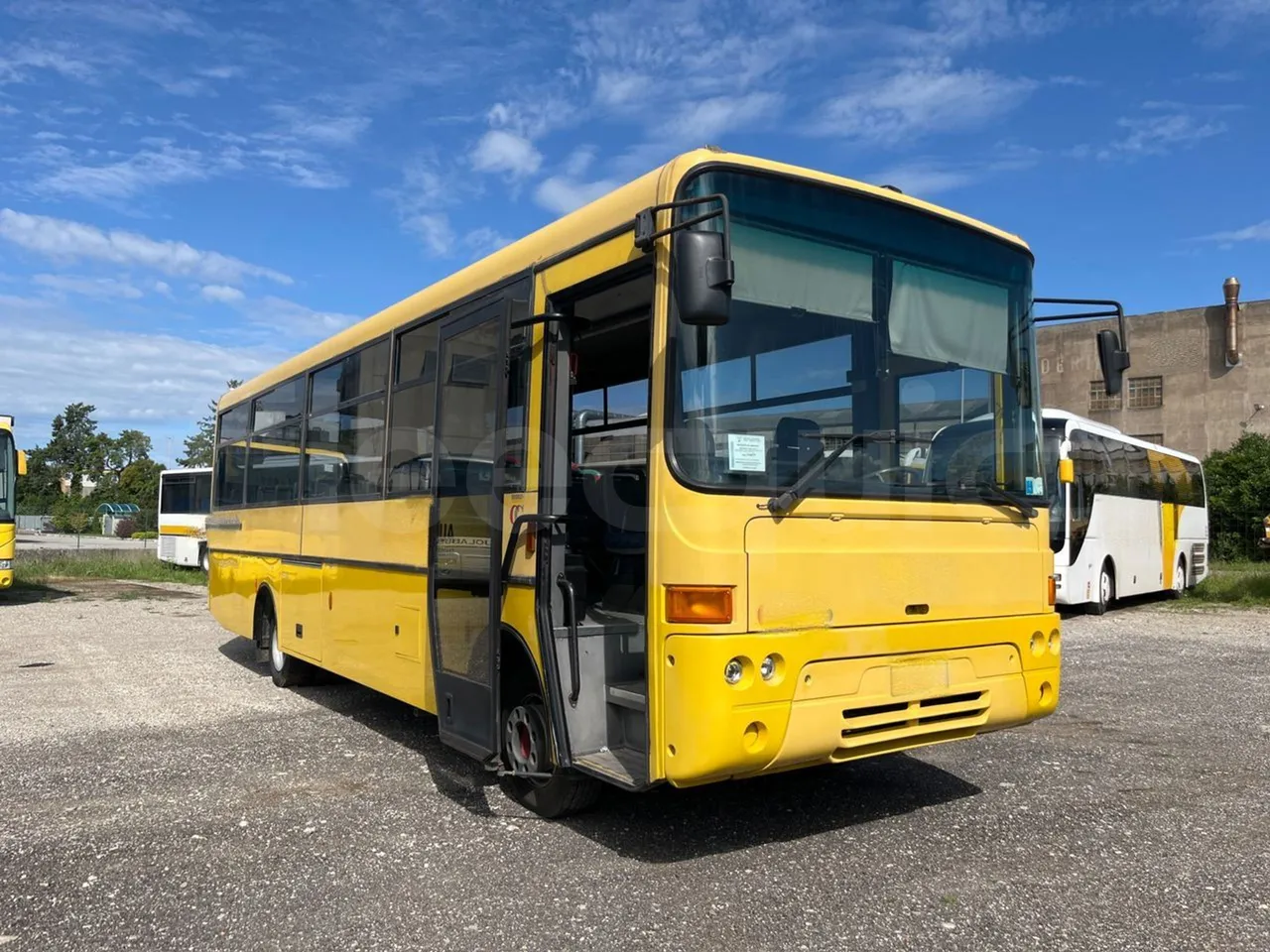 Iveco Cacciamali C5032 -EUR3 -154kW -9.3m - 3/4 right front doors open