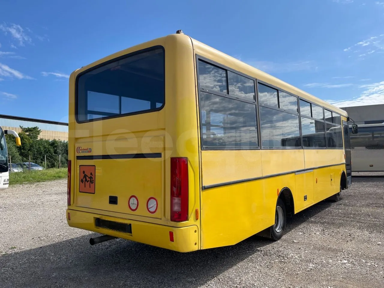 Iveco Cacciamali C5032 -EUR3 -154kW -9.3m - 3/4 right rear doors closed