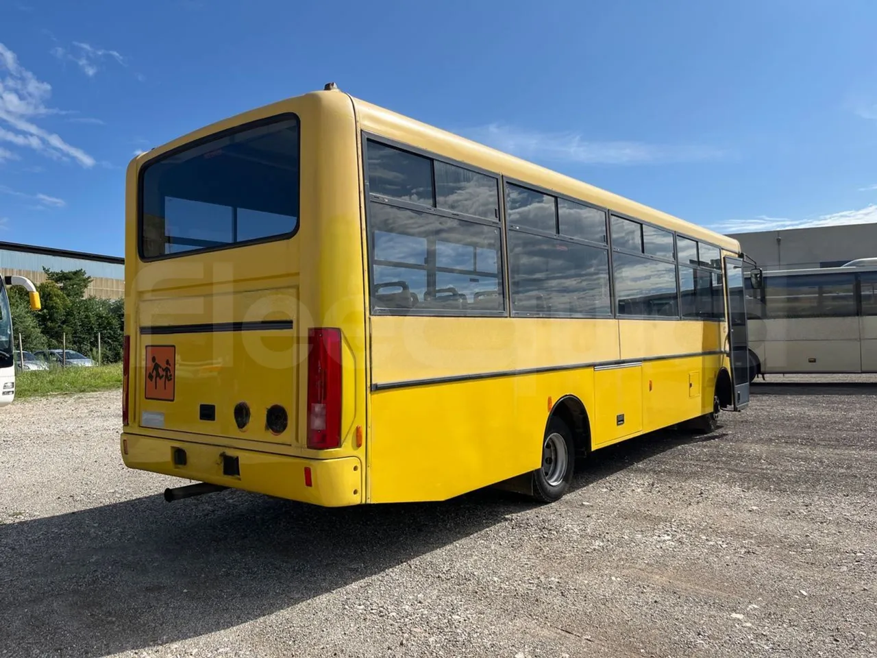 Iveco Cacciamali C5032 -EUR3 -154kW -9.3m - 3/4 right rear doors open