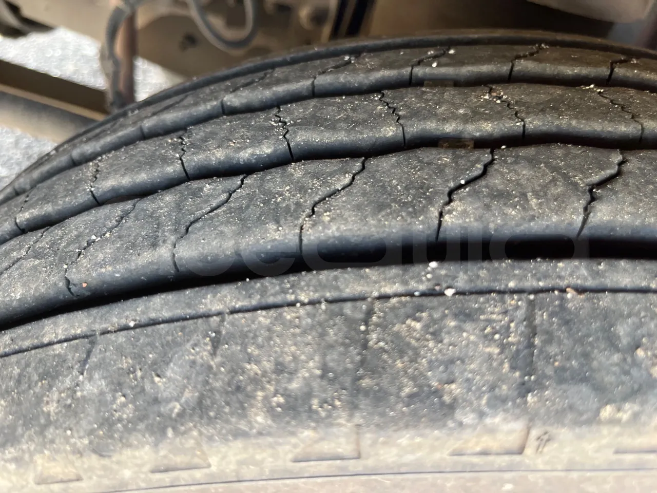 Iveco Cacciamali C5032 -EUR3 -154kW -9.3m - tread condition front tires right
