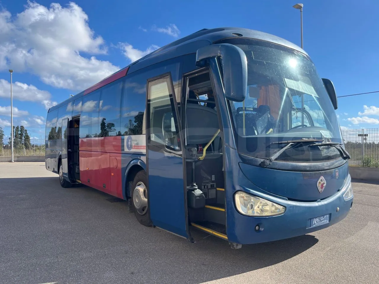 Irizar Scania K320 - EUR5 - 235kW - 12.2m - 3/4 right front doors open