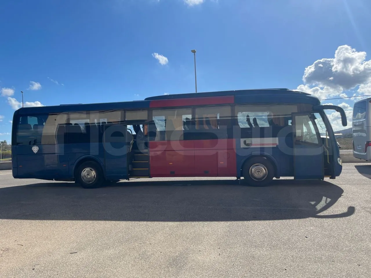 Irizar Scania K320 - EUR5 - 235kW - 12.2m - right side doors open