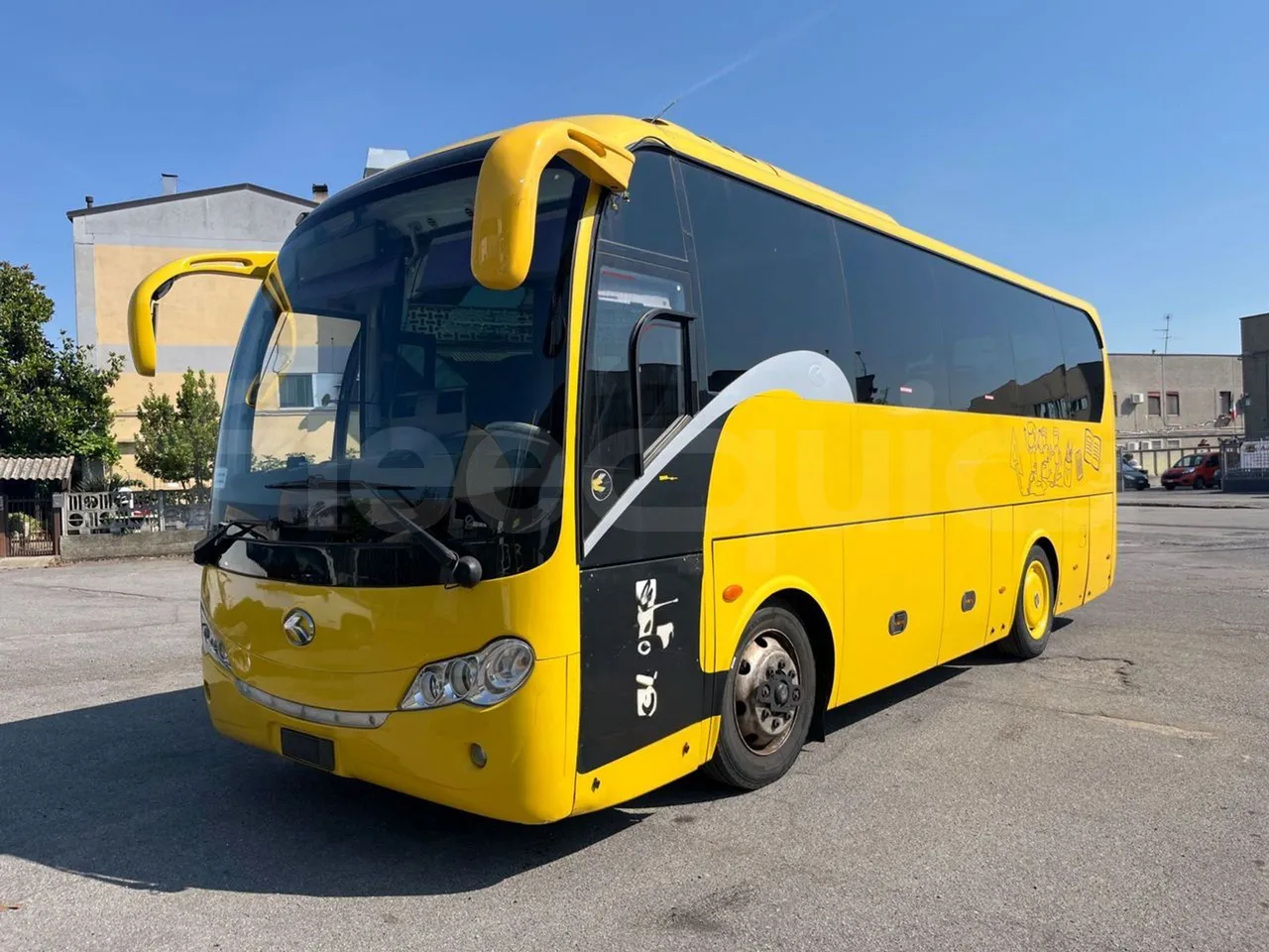 King Long XMQ6800 2AL1AA2B - Euro5 - 148kW - 7.995mt - 3/4 front left