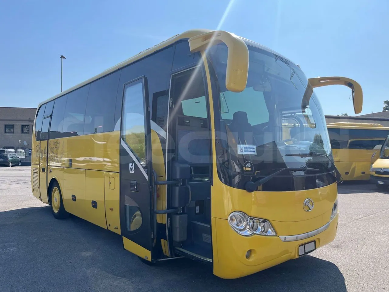 King Long XMQ6800 2AL1AA2B - Euro5 - 148kW - 7.995mt - 3/4 right front doors open