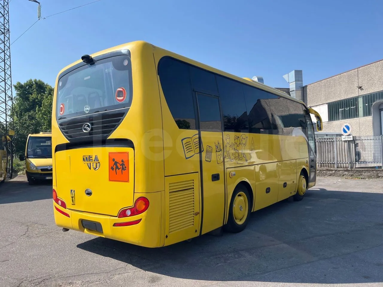 King Long XMQ6800 2AL1AA2B - Euro5 - 148kW - 7.995mt - 3/4 right rear doors closed