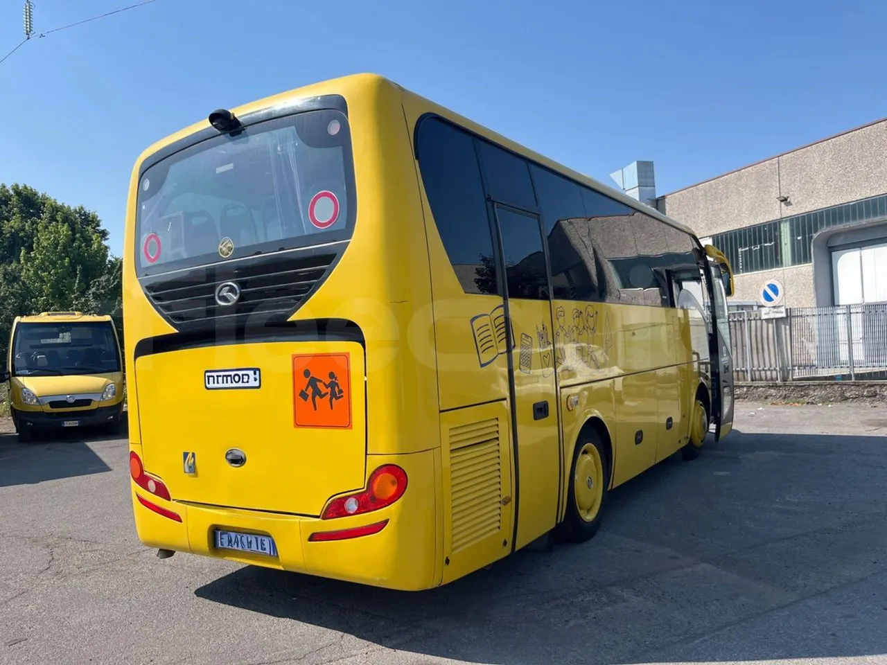 King Long XMQ6800 2AL1AA2B - Euro5 - 148kW - 7.995mt - 3/4 right rear doors open