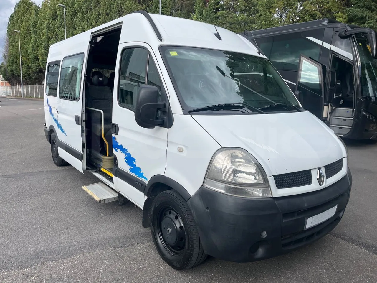 Renault Master N70M/XI NDLML6 - Euro4 - 84kW - 5.899mt - 3/4 right front doors open