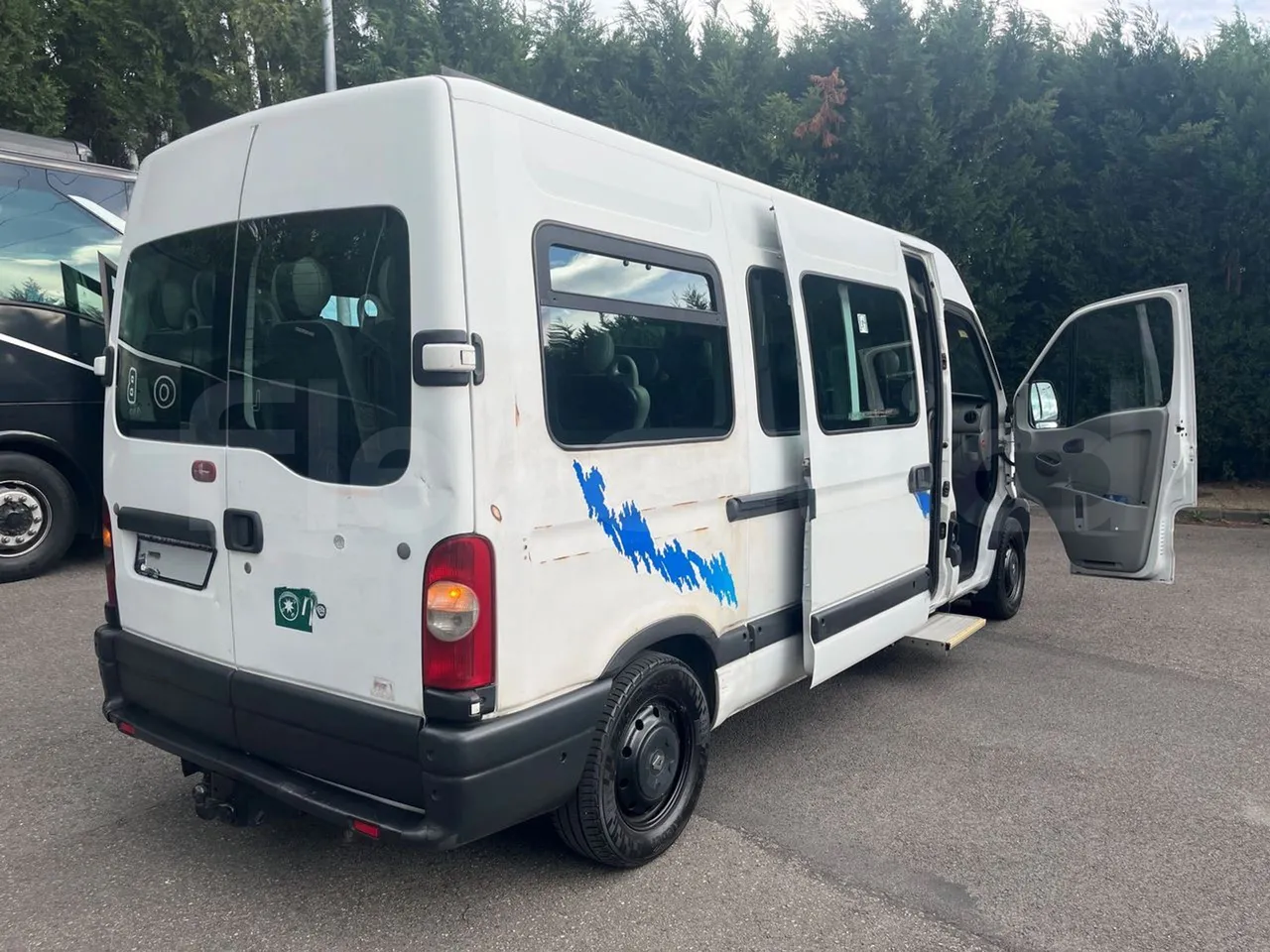 Renault Master N70M/XI NDLML6 - Euro4 - 84kW - 5.899mt - 3/4 right rear doors open