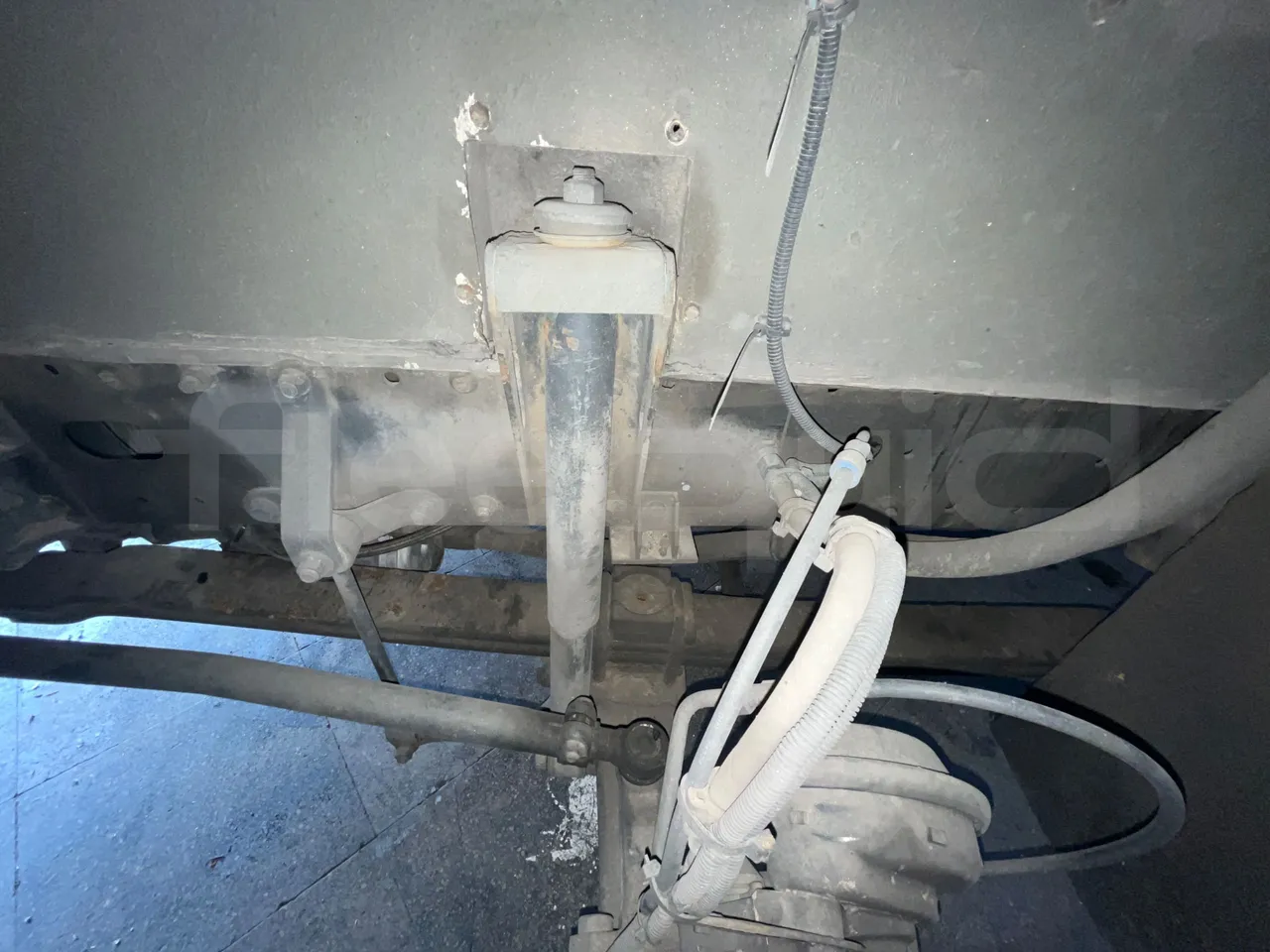 Man 12.220 HOCL 12.240/DEXON -  EUR4 - 176kW - 9.460m - front shock absorbers left