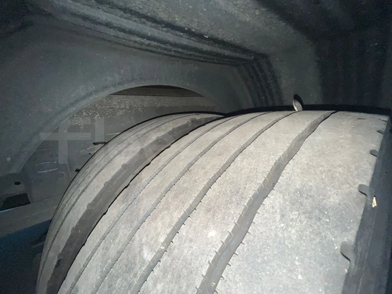 Man 12.220 HOCL 12.240/DEXON -  EUR4 - 176kW - 9.460m - tread condition front tires right