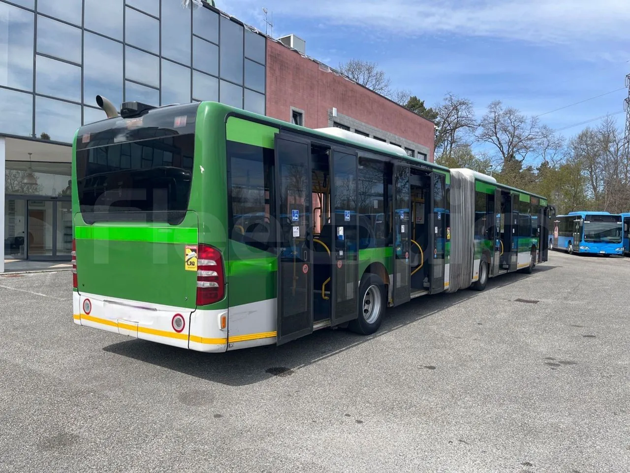 Mercedes-Benz Citaro G 0530 - Euro5 - 260kW - 17.940mt - 3/4 right rear doors open
