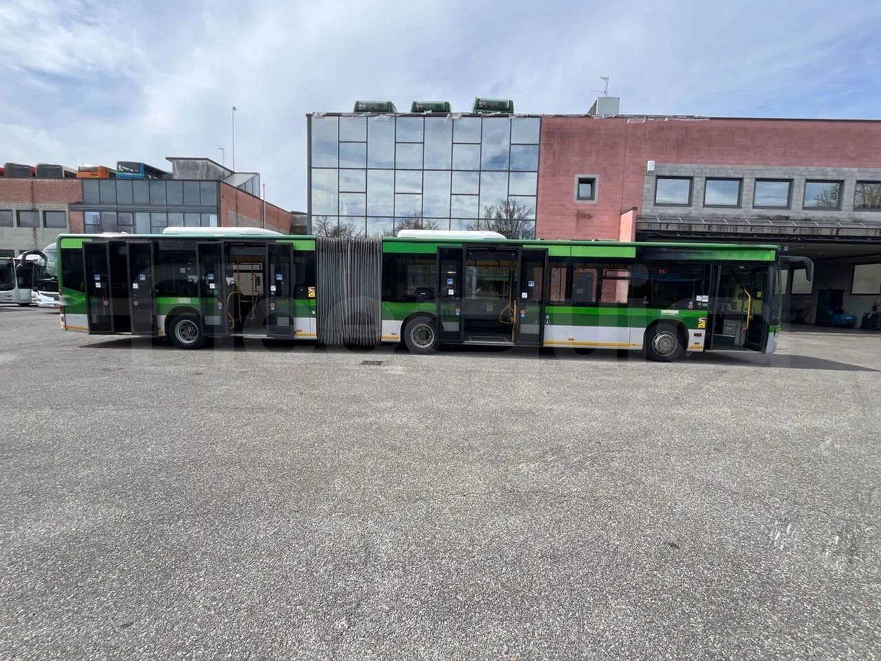 Mercedes-Benz Citaro G 0530 - Euro5 - 260kW - 17.940mt - right side doors open
