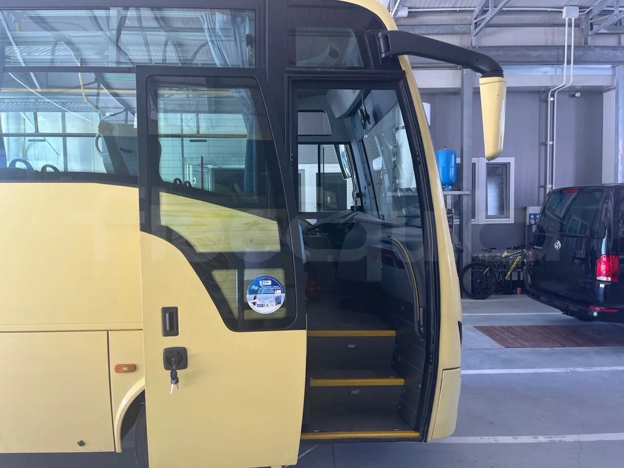 ISUZU Turquoise/Sb QBUS31-M51/Euro 5 - 140 Kw - 7,720 Mt - front door 1 open