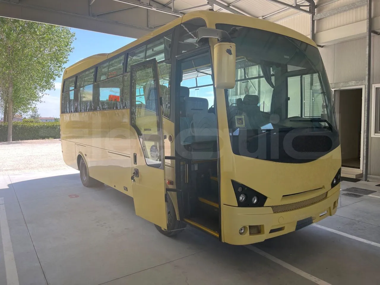 ISUZU Turquoise/Sb QBUS31-M51/Euro 5 - 140 Kw - 7,720 Mt - 3/4 right front doors open