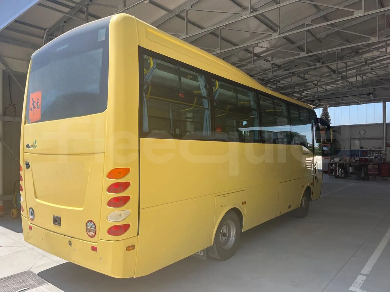 ISUZU Turquoise/Sb QBUS31-M51/Euro 5 - 140 Kw - 7,720 Mt - 3/4 right rear doors closed