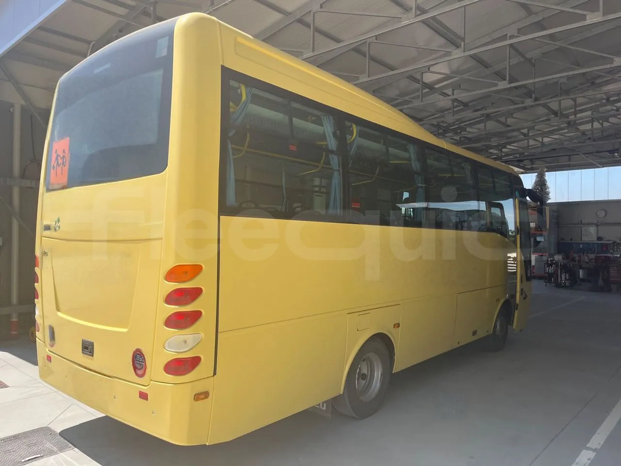ISUZU Turquoise/Sb QBUS31-M51/Euro 5 - 140 Kw - 7,720 Mt - 3/4 right rear doors open