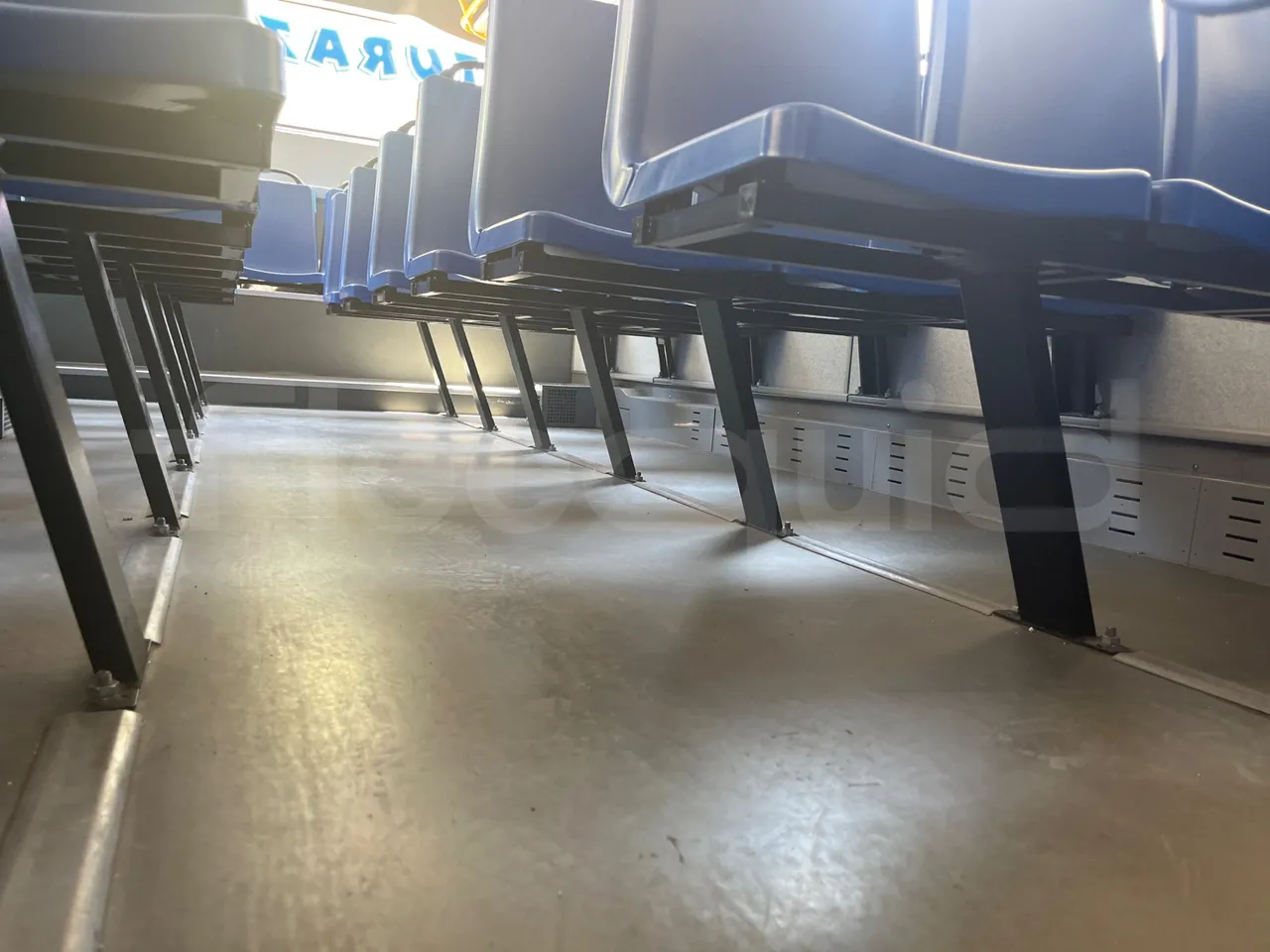 ISUZU Turquoise/Sb QBUS31-M51/Euro 5 - 140 Kw - 7,720 Mt - seat brackets photo