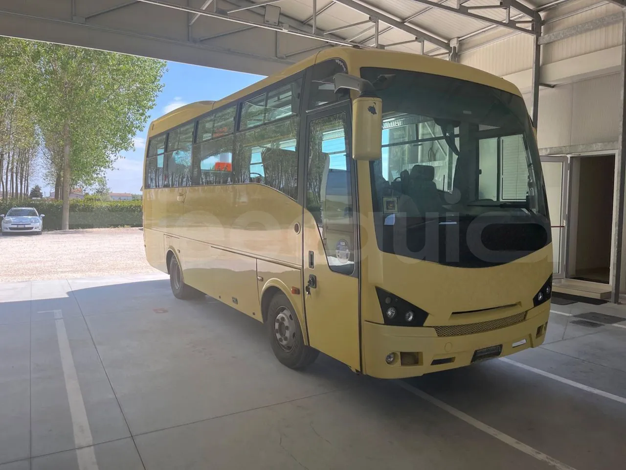 ISUZU Turquoise/Sb QBUS31-M51/Euro 5 - 140 Kw - 7,720 Mt - Base cover photo