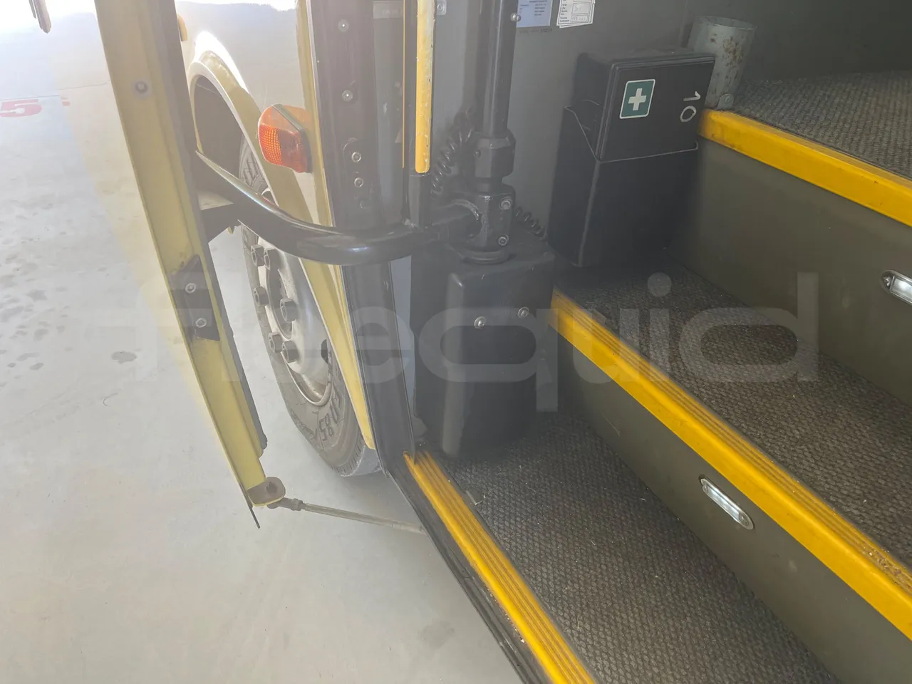 ISUZU Turquoise/Sb QBUS31-M51/Euro 5 - 140 Kw - 7,720 Mt - door mechanism photo