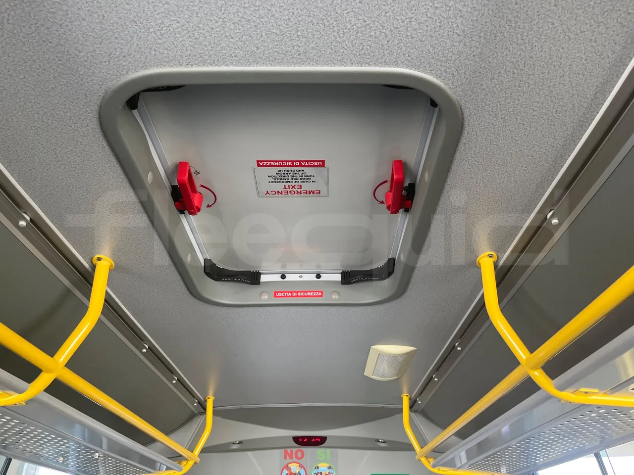 ISUZU Turquoise/Sb QBUS31-M51/Euro 5 - 140 Kw - 7,720 Mt - roof hatch 1