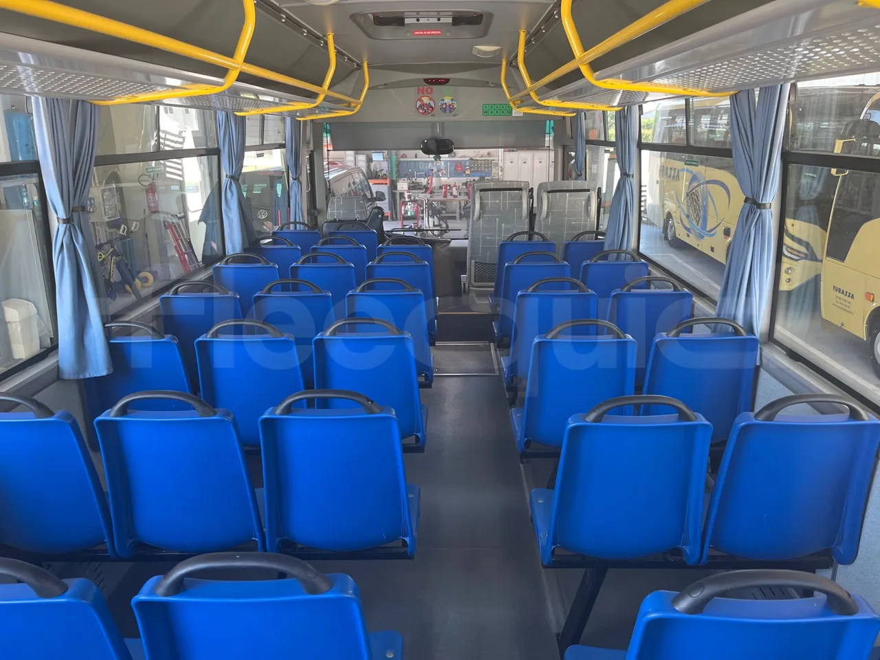 ISUZU Turquoise/Sb QBUS31-M51/Euro 5 - 140 Kw - 7,720 Mt - forward view middle aisle