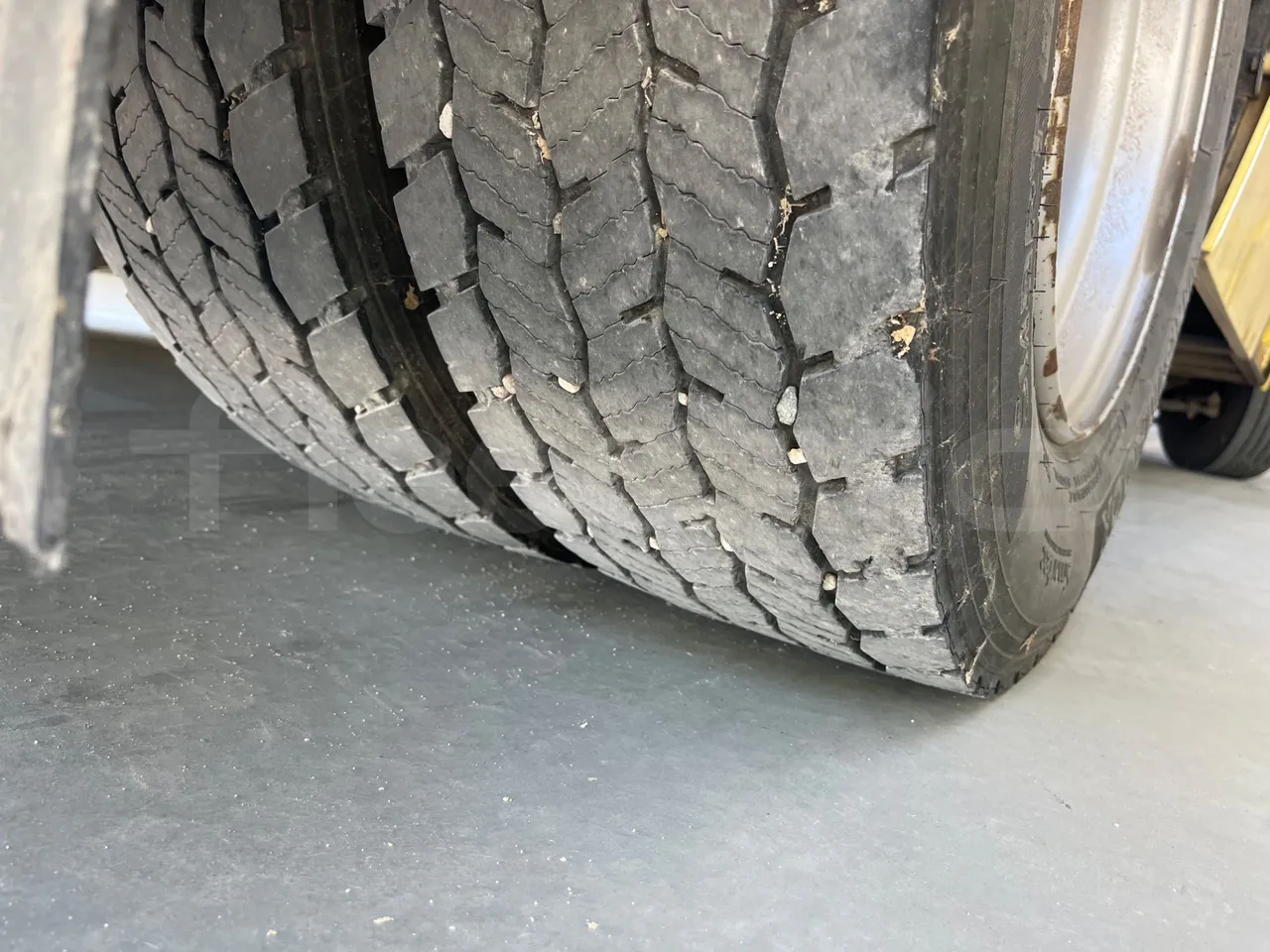 ISUZU Turquoise/Sb QBUS31-M51/Euro 5 - 140 Kw - 7,720 Mt - tread condition front tires left