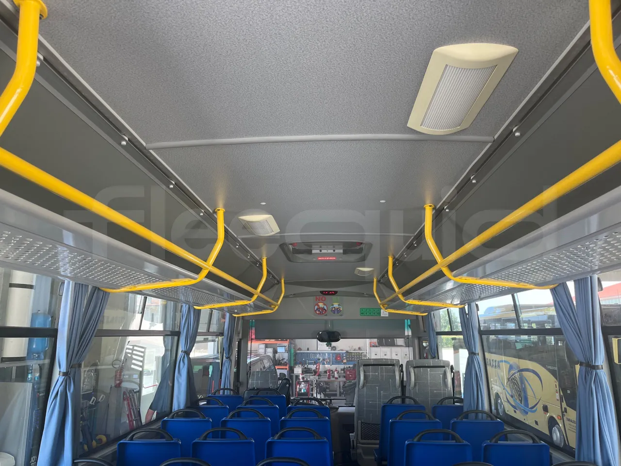 ISUZU Turquoise/Sb QBUS31-M51/Euro 5 - 140 Kw - 7,720 Mt - overhead compartments photo