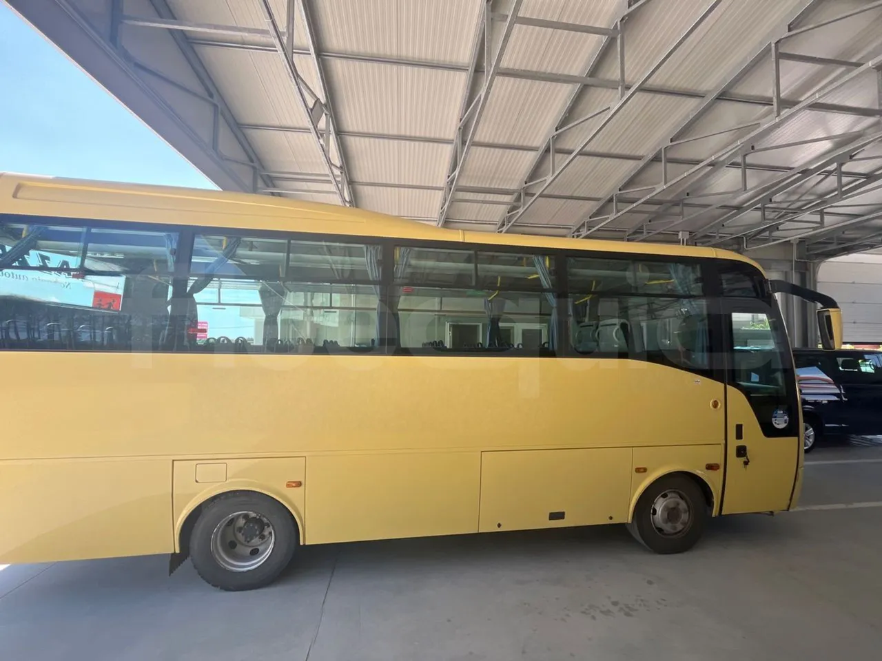 ISUZU Turquoise/Sb QBUS31-M51/Euro 5 - 140 Kw - 7,720 Mt - right side doors closed