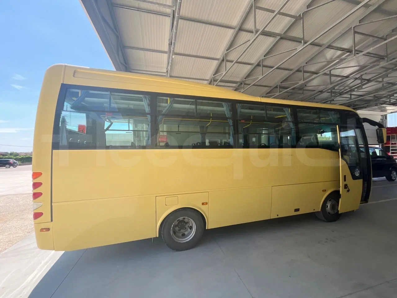 ISUZU Turquoise/Sb QBUS31-M51/Euro 5 - 140 Kw - 7,720 Mt - right side doors open
